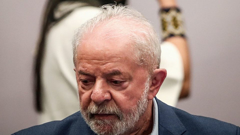 Lula passa por cirurgia para retirada de lesão na laringe Ligado na