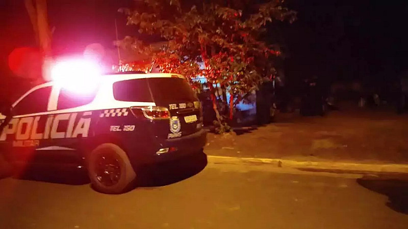 Mulher é encontrada morta nua e corte no pescoço na casa onde