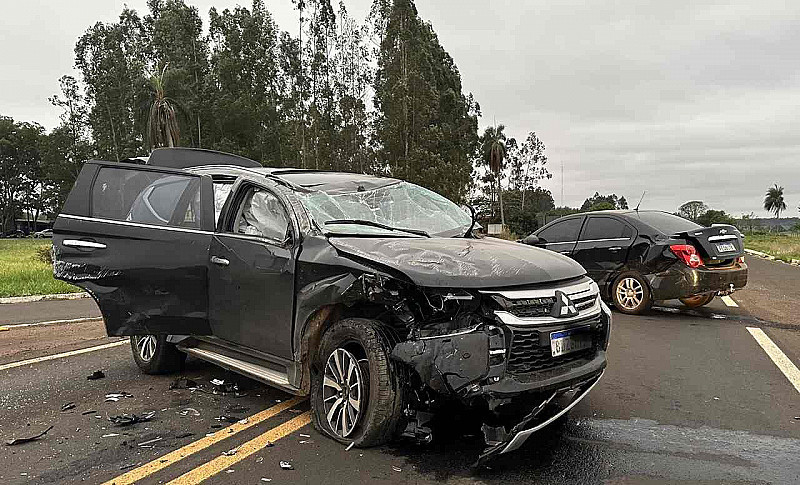 Cinco pessoas ficam feridas em acidente envolvendo 2 veículos na BR 267