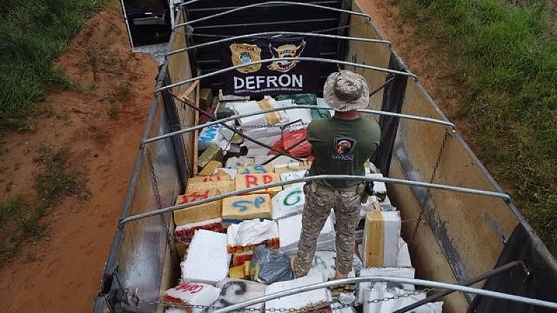 Defron Apreende Carreta Abandonada Mais De Toneladas De Maconha