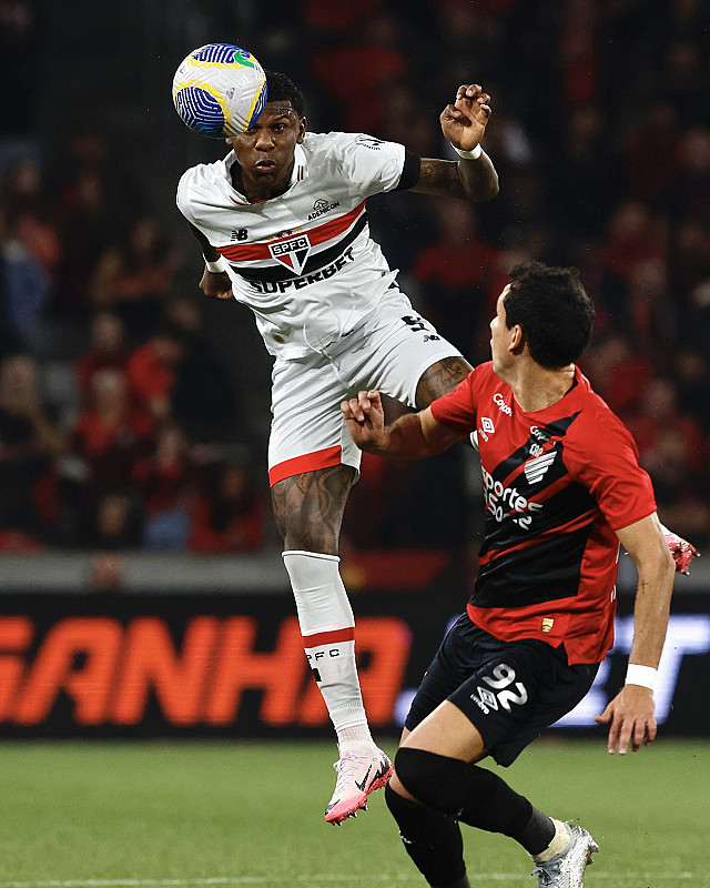 São Paulo vence Athletico e sobe ao G 4 do Brasileirão Ligado na notícia