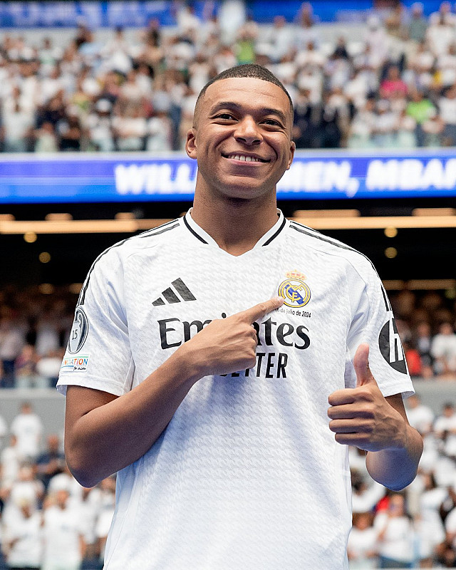 Mbappé é apresentado no Real Madrid Santiago Bernabéu lotado