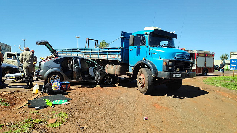 Professora fica presa em ferragem após carro bater em caminhão que