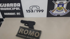 Arma apreendida com um dos autores; Foto: Divulgação/GMD