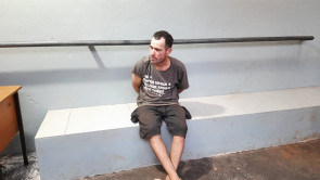 Homem condenado por tráfico, tentar fugir da PM, cai de moto e é preso com droga