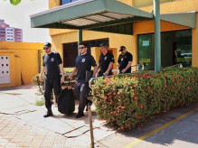 Policiais deixam a sede da Conab, na Avenida Mato Grosso, com documentos (Foto: Henrique Kawaminami)