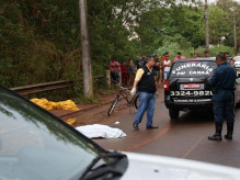 Adolescente morreu no local do acidente. (Foto: Paulo Francis)