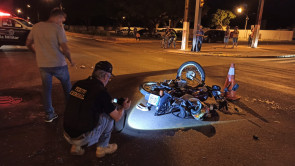 Motociclista sem capacete, fura sinal vermelho, bate em carro e morre em Dourados