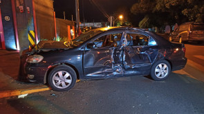Motociclista sem capacete, fura sinal vermelho, bate em carro e morre em Dourados