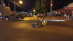 Motociclista sem capacete, fura sinal vermelho, bate em carro e morre em Dourados