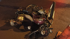 Motociclista sem capacete, fura sinal vermelho, bate em carro e morre em Dourados