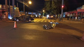 Motociclista sem capacete, fura sinal vermelho, bate em carro e morre em Dourados