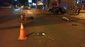 Motociclista sem capacete, fura sinal vermelho, bate em carro e morre em Dourados