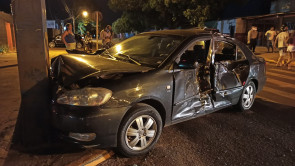 Motociclista sem capacete, fura sinal vermelho, bate em carro e morre em Dourados