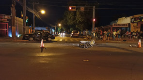 Motociclista sem capacete, fura sinal vermelho, bate em carro e morre em Dourados