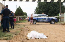 Vítima foi executada na frente de casa (Foto: Minamar Junior, Midiamax)