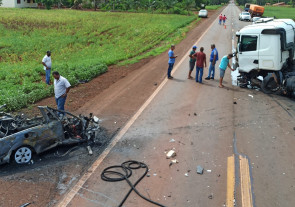 Colisão entre carro e carreta mata 1 pessoa carbonizada na rodovia Dourados a Fátima do Sul