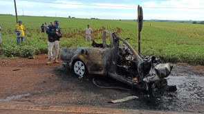 Colisão entre carro e carreta mata 1 pessoa carbonizada na rodovia Dourados a Fátima do Sul