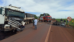 Colisão entre carro e carreta mata 1 pessoa carbonizada na rodovia Dourados a Fátima do Sul