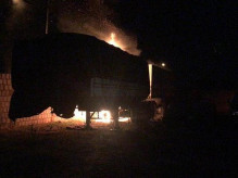 Carreta ficou parcialmente destruída (Foto: Divulgação/Corpo de Bombeiros)