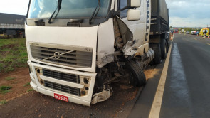 Motorista invade pista contrária e morre após colisão com carreta em Dourados