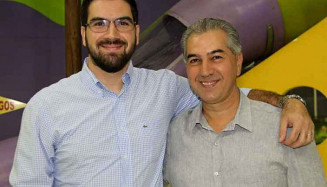 Rodrigo e o pai, governador Reinaldo Azambuja (Reprodução, Facebook)