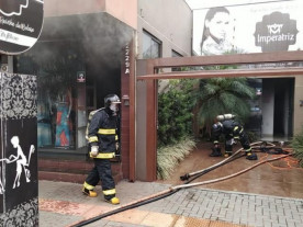 Incêndio no centro de Dourados mobiliza bombeiros
