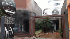 Incêndio no centro de Dourados mobiliza bombeiros