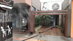 Incêndio no centro de Dourados mobiliza bombeiros