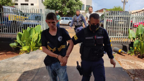 Ladrão preso comendo ovo de codorna e tomando vinho tenta fugir da delegacia, mas acaba preso