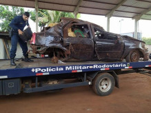 Renault Logan ficou completamente destruído após capotagem (Foto: Divulgação/PMR)