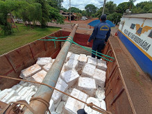 Produto seria descarregado em uma fazenda, próximo ao distrito de Vista Alegre; Foto: Divulgação/PMR