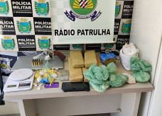 Drogas e demais itens apreendidos esta manhã; Fotos: Ligado Na Notícia