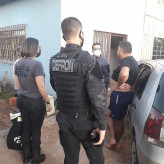 Homem foi preso por porte ilegal de arma de fogo, em Ponta Porã; Foto: Divulgação/Polícia