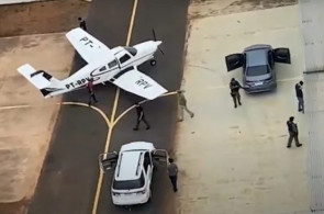 Polícia e Receita Federal apreendem avião com 400 celulares do Paraguai