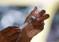 Dose reforço da vacina contra covid-19 que antes era apenas para imunossuprimidos amplia o público; Foto: Agência Brasil