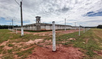 Placas de advertência foram instaladas durante a extensão da cerca perimetral