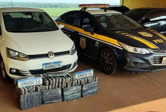 Traficante, o carro e a maconha foram encaminhados para a Polícia Federal em Ponta Porã; Foto: Divulgação/PRF