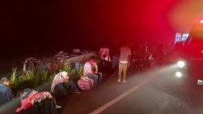Ônibus com 32 passageiros capota entre Dourados e Ponta Porã e deixa vários feridos