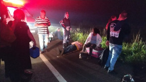 Ônibus com 32 passageiros capota entre Dourados e Ponta Porã e deixa vários feridos