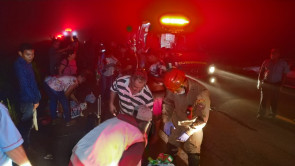 Ônibus com 32 passageiros capota entre Dourados e Ponta Porã e deixa vários feridos