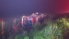 Ônibus com 32 passageiros capota entre Dourados e Ponta Porã e deixa vários feridos