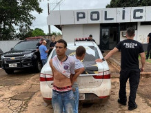 Claudinei e o adolescente (de costas), presos semana passada no Paraguai; carro também foi recuperado (Foto: Arquivo)