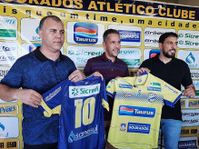 Chiquinho Lima é recebido pelo presidente do DAC, Marcos Araujo, e o diretor-presidente da Funed, Luis Arthur Spinola; Foto: Rogério Vidmantas