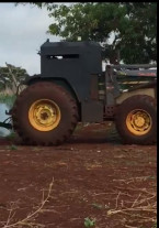 Produtor rural usa trator blindado para plantar após vários conflitos com indígenas em Dourados