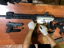 Com o grupo foram encontrados uma pistola ponto 40 e um fuzil modificado para o calibre 765; Foto: Divulgação/Polícia Nacional