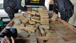 DOF prende dupla que transportava 200 quilos de cocaína dentro de mesa de sinuca