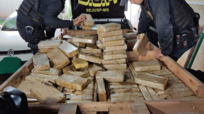 DOF prende dupla que transportava 200 quilos de cocaína dentro de mesa de sinuca