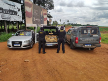 Três acusados, a droga e os veículos foram encaminhados à Delegacia da Polícia Civil de Amambai; Foto: Divulgação/DOF