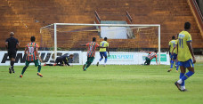 Empate em 1 a 1 entre Dourados e Naviraiense, no Estádio Municipal Fredis Saldivar (Douradão), foi bom para ambos; Foto: Franz Mendes